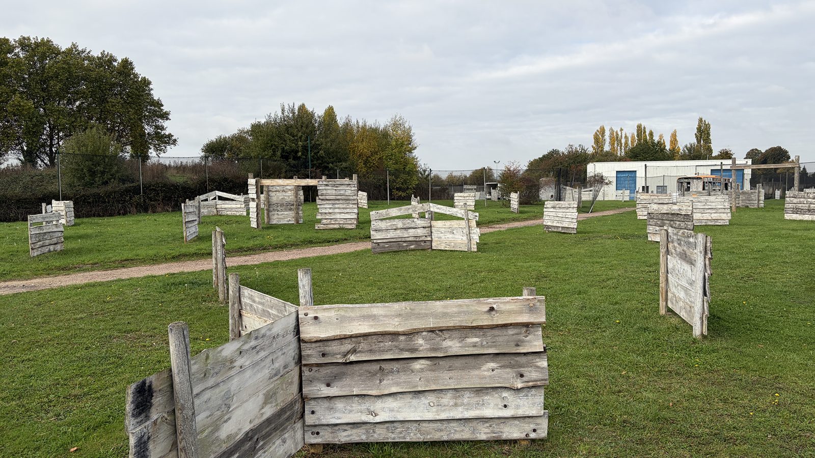 Le terrain Chantier, avec ses bunkers en bois dispersés